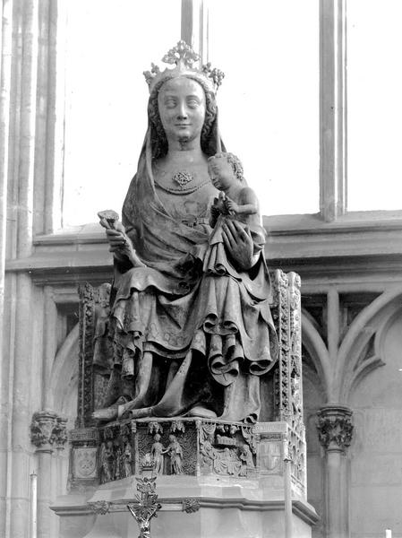 Statue : Vierge à l'Enfant assise