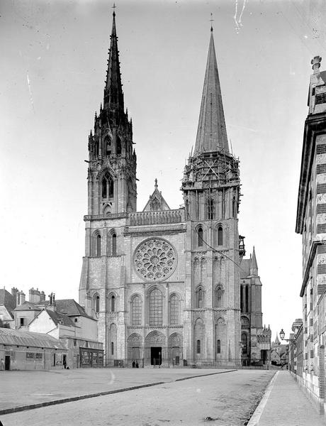 Ensemble de la façade occidentale, après dégagement de la place