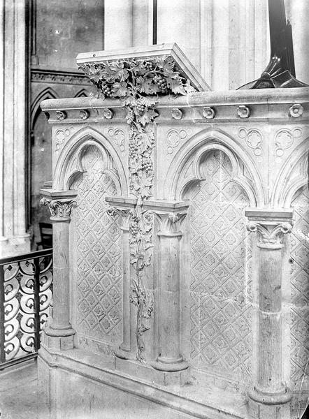 Lutrin en pierre faisant corps avec la balustrade du choeur