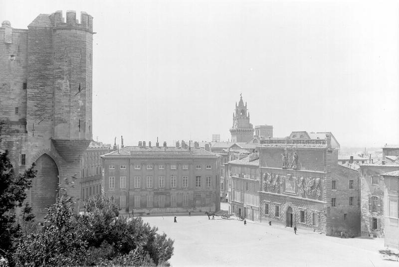 Echauguette de la façade sur la place, place et ancien Hôtel des Monnaies, conservatoire