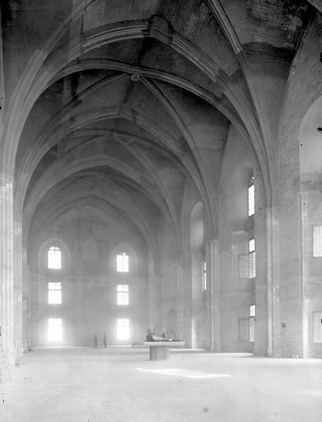 Salle haute du Consistoire au premier étage ou chapelle de Clément VI