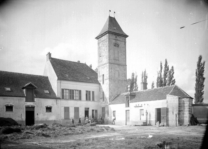 Famille posant dans la cour de la ferme de Launay