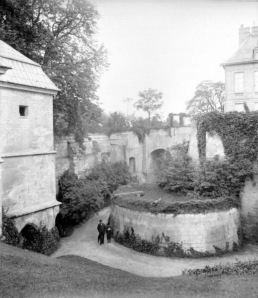 Vieille tour en ruines