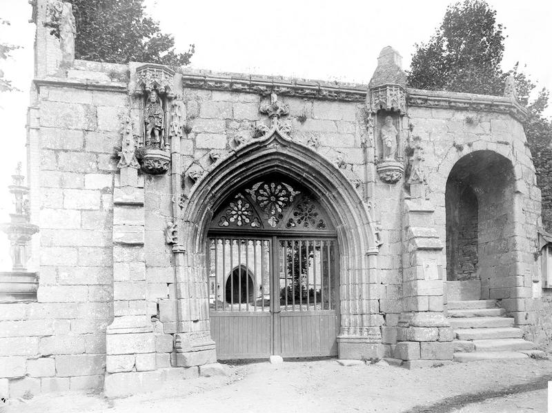 Porte d'entrée du cimetière