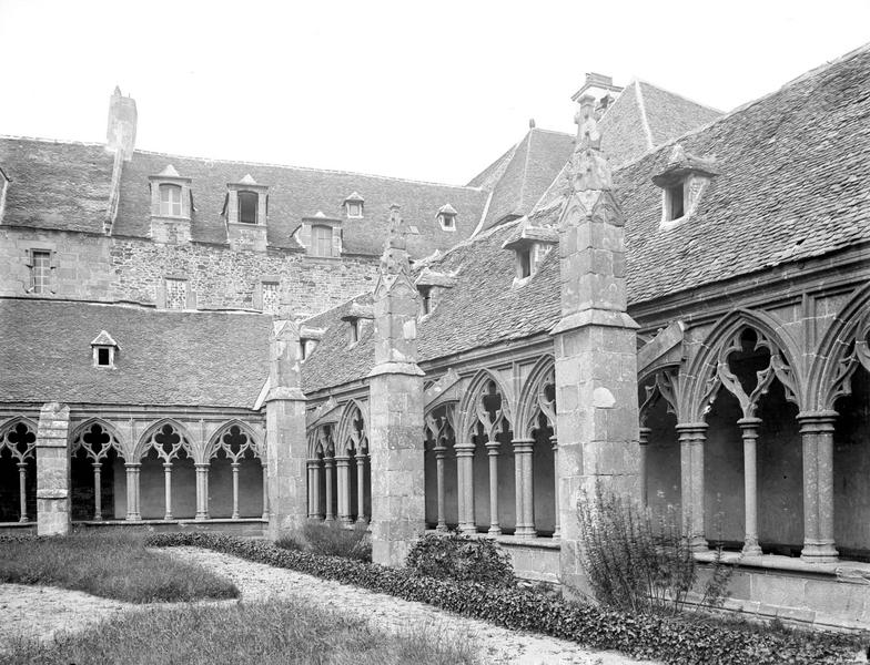 Cloître, partie des côtés ouest et sud