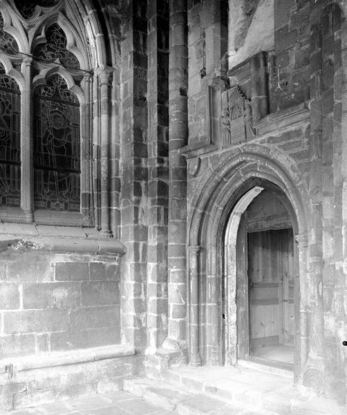 Portail est sous le cloître au transept nord