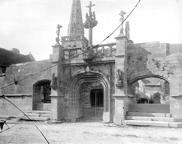 Portail sud de l'entrée du cimetière