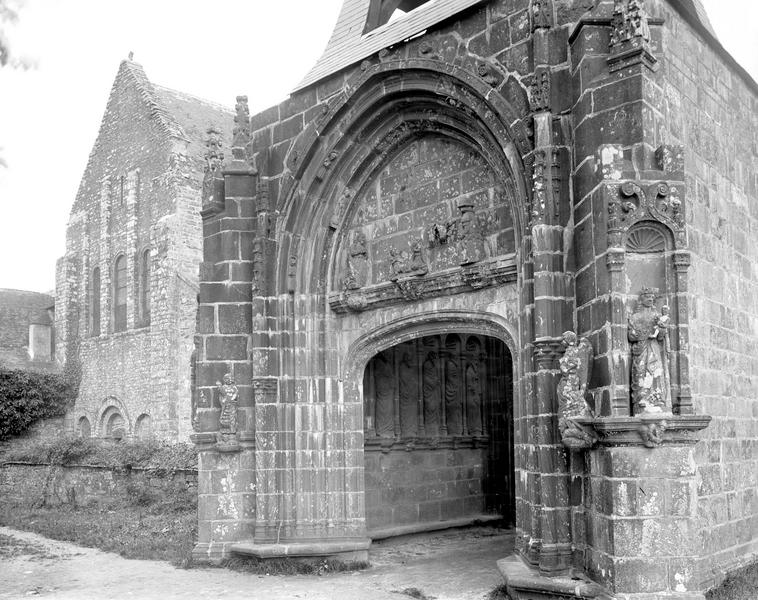 Portail ouest du porche, partie ouest de l'église