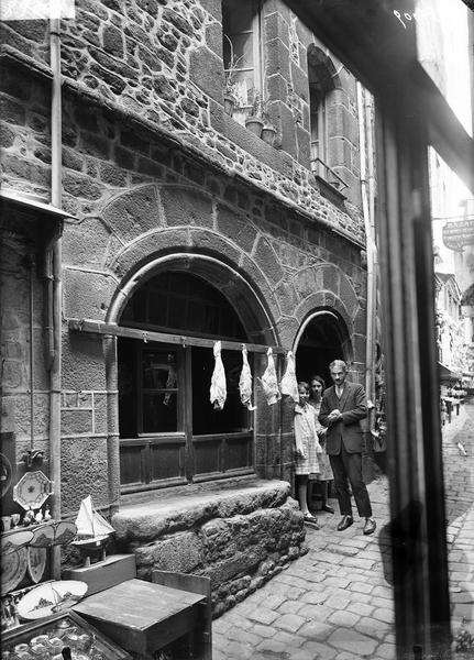 Un homme et deux jeunes filles posent sur le seuil