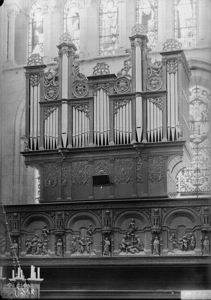 Grand orgue, près de la chaire