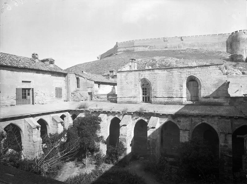 Petit cloître et fort Saint-André