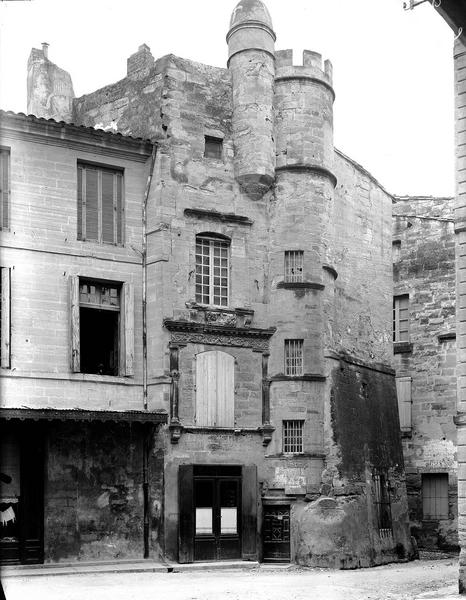 Façade sur la place