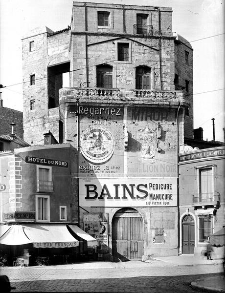 Ensemble de la façade ; publicités d'époque