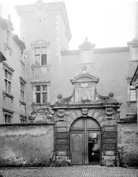 Portail sur la cour et façade principale