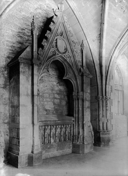 Le cloître : tombeau