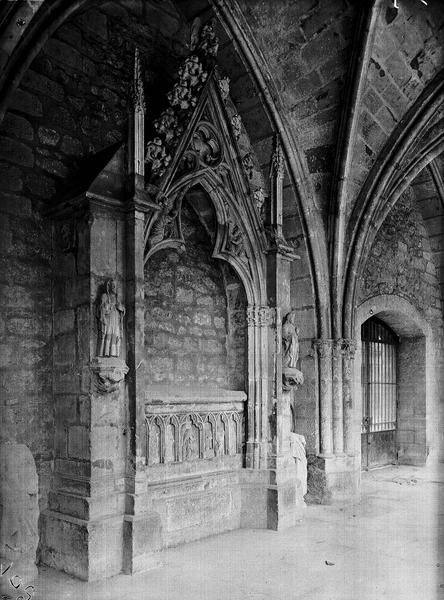 Le cloître : tombeau