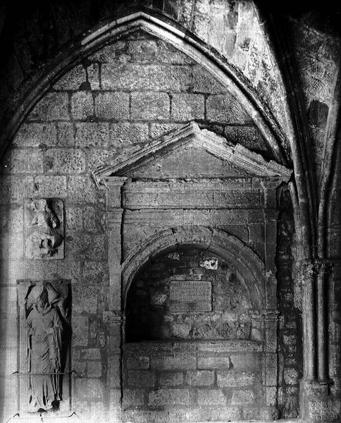 Le cloître : tombeau