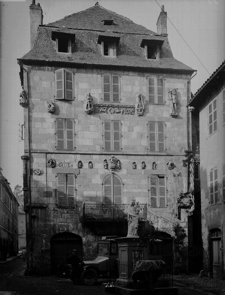 Façade sur la place