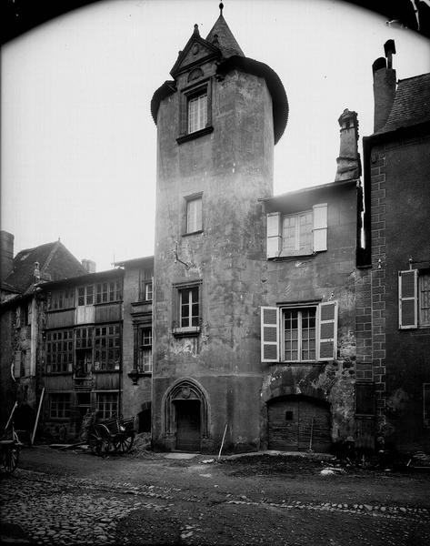 Vue d'ensemble de la tour et des façades