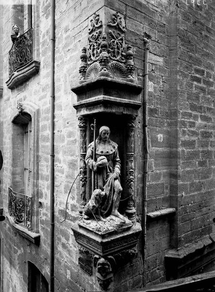 Statue de Saint-Roch à l'angle des façades