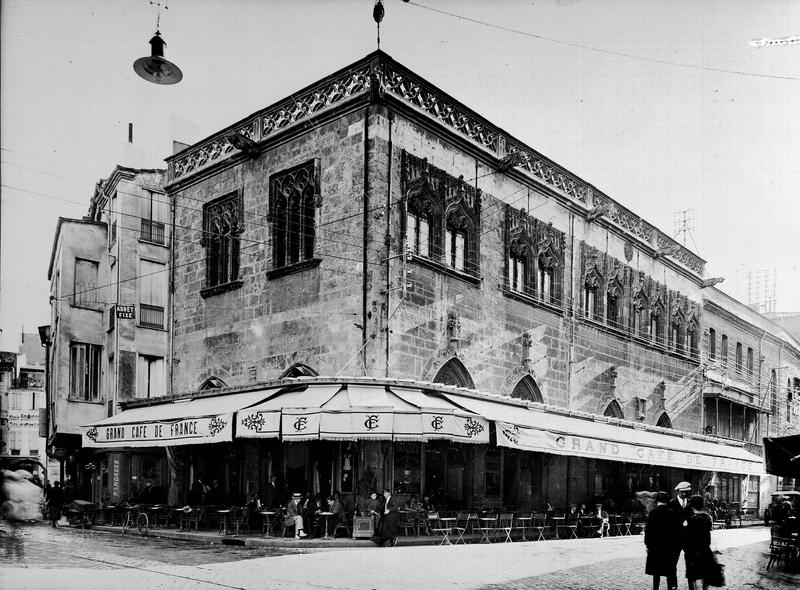 Angle des façades ; Grand café de France en rez-de-chaussée