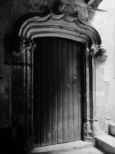 Porte au départ de l'escalier