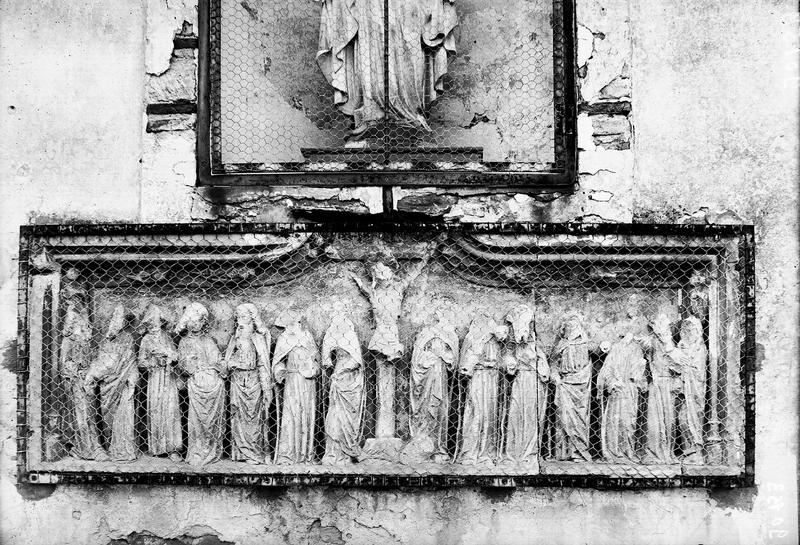 Façade ouest, bas-relief du XVème siècle