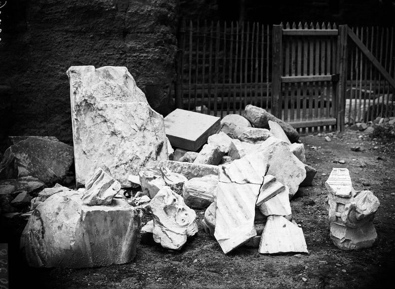 Fouilles du Gymnase : débris de colonnes et de marbres sculptés