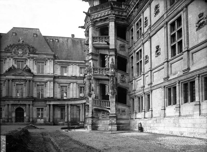 Cour d'Honneur, l'escalier François 1er et l'angle des façades François 1er et Gaston d'Orléans