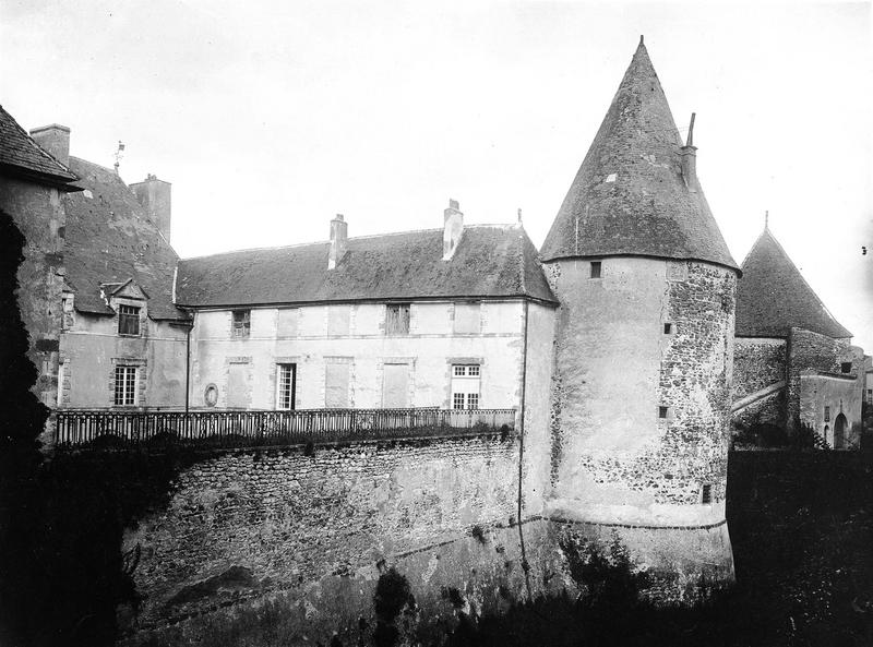 Façade sur les fossés et tour sud-est