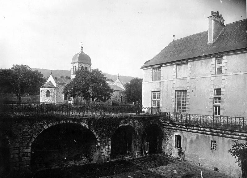 Cour et fossés, façade nord