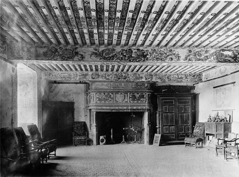 Grande salle du premier étage à plafond et cheminée décorées de peintures