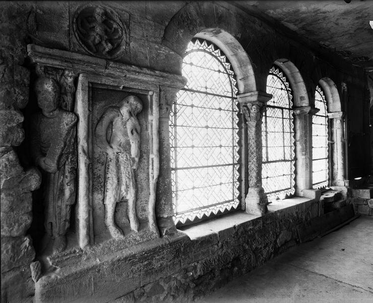 Intérieur, vestiges du cloître