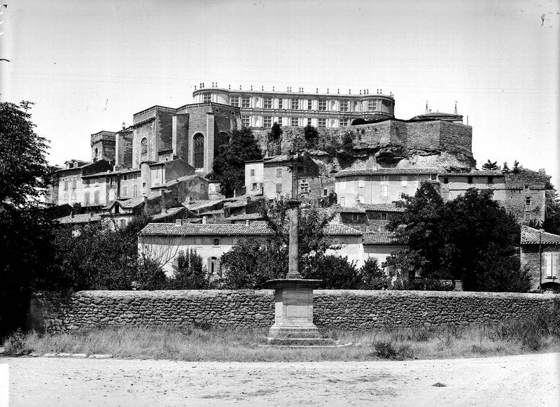 Ensemble vu du pied de la colline