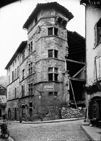 Tour d'angle, en travaux