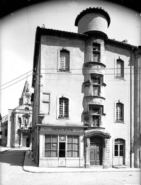 Façade sur la place, enseigne de mercerie