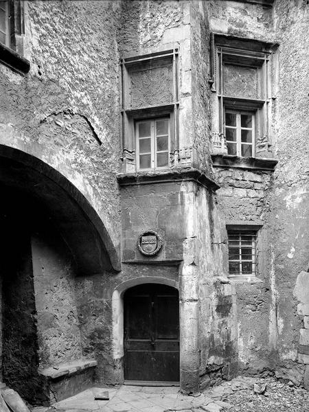 Vue partielle de la façade : porte d'entrée et baies