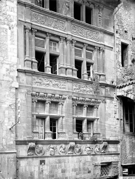 Façade sur rue : étages supérieurs