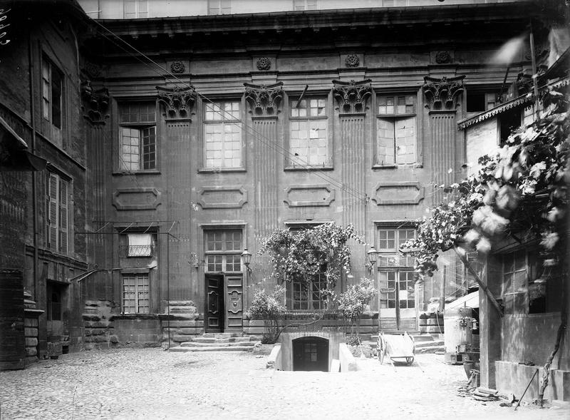 Façades sur la cour