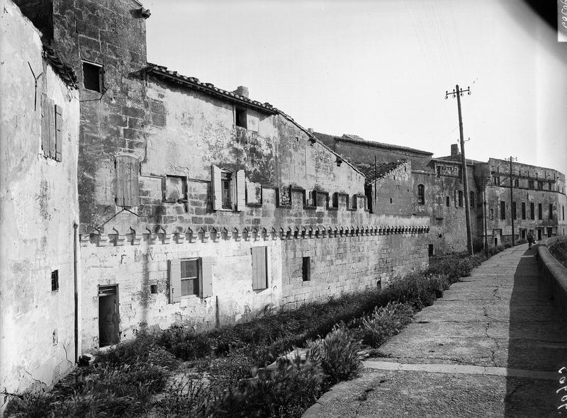 Habitations appuyées aux fortifications