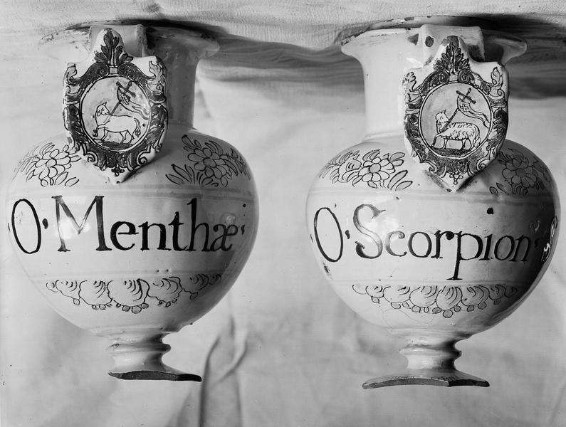 Pots à pharmacie - © Ministère de la Culture (France), Médiathèque du patrimoine et de la photographie, diffusion RMN-GP