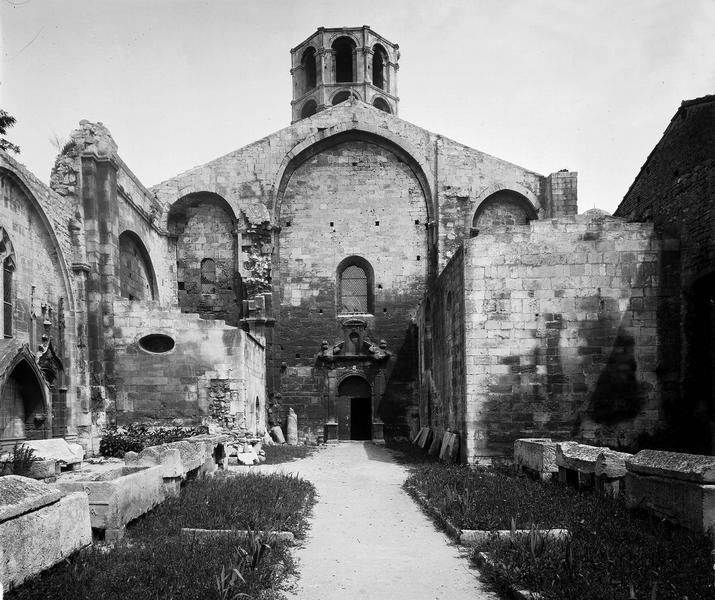 Allée de sarcophages menant à l'entrée, en façade