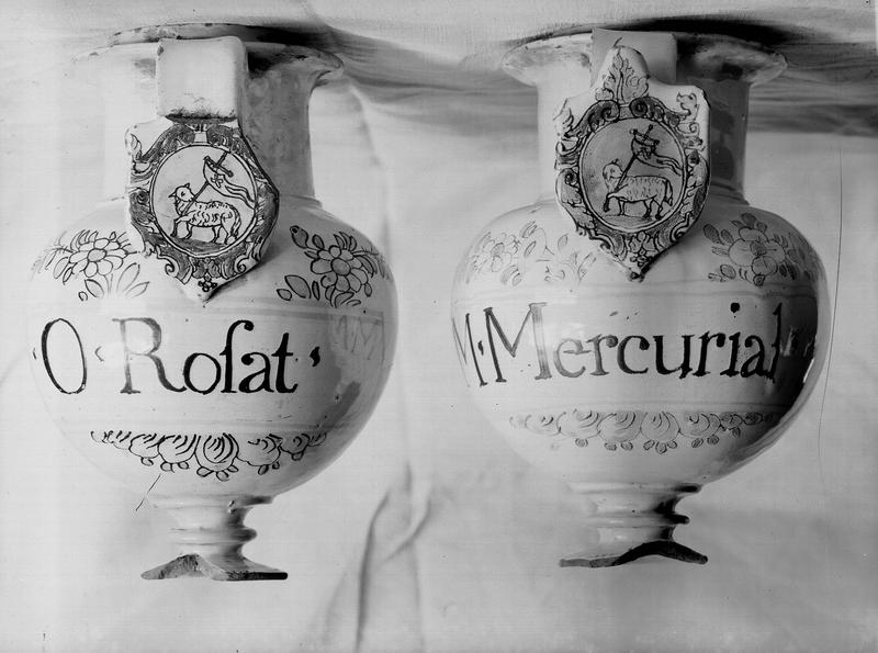 Pots à pharmacie - © Ministère de la Culture (France), Médiathèque du patrimoine et de la photographie, diffusion RMN-GP