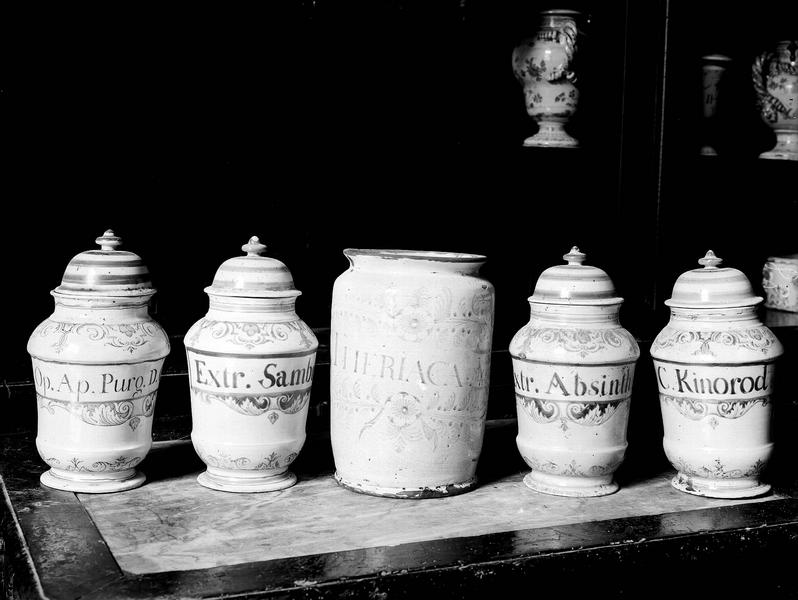 Pots à pharmacie