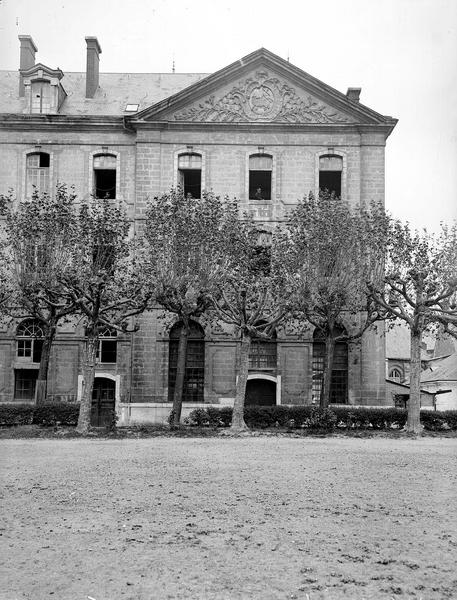 Façade de la caserne, vue partielle