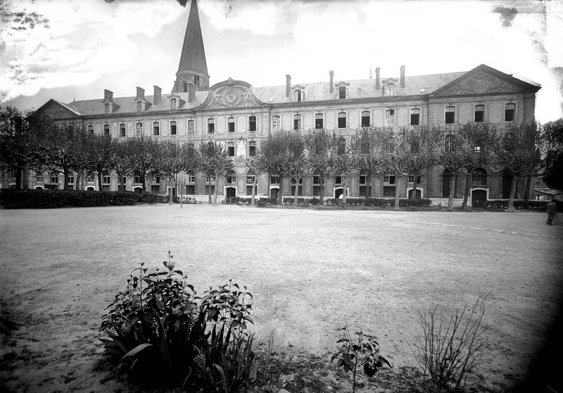 Façade de la caserne, ensemble