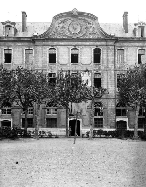 Façade de la caserne, partie centrale