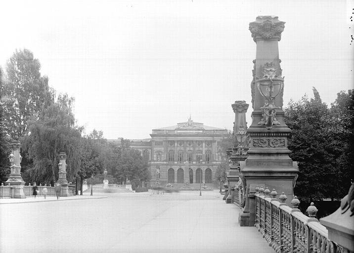 Façade de l'université des sciences humaines vue de la place de la République