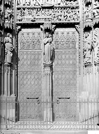 Détail de la porte centrale de la façade occidentale, tympan : arrivée à Jérusalem, la Cène, Baiser de Judas et arrestation par les soldats, Christ aux liens, statue de Vierge à l'Enfant