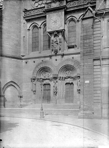 Portail latéral sud : cadran solaire, horloge, statue de Vierge à l'Enfant, tympans, Dormition de la Vierge, Couronnement de la Vierge